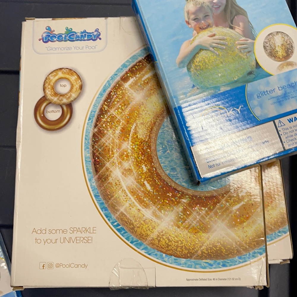 Poolcandy Gold Jumbo Tube and gold beach ball